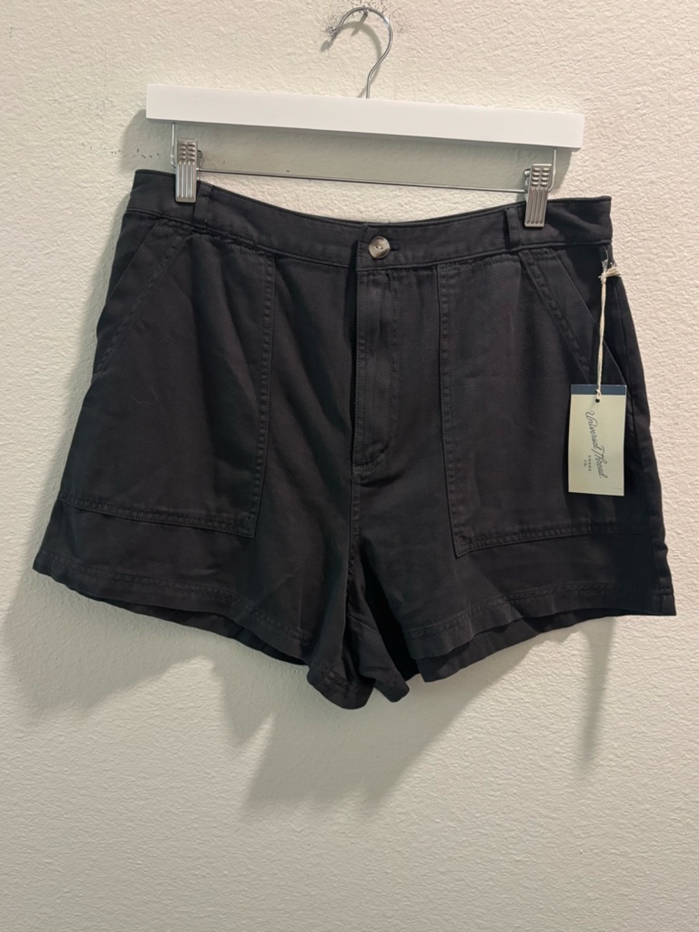 NWT Universal Thread Black Women's Utility Pocket Shorts, size 10
